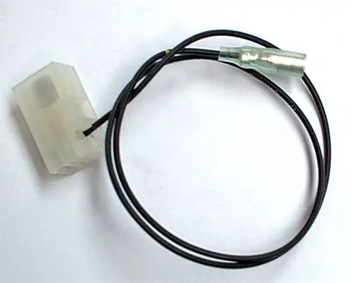Daikin Kabel mit Stecker und zwei abisolierten Drähten, geeignet für elektrische Verbindungen, präsentiert auf neutralem Hintergrund.